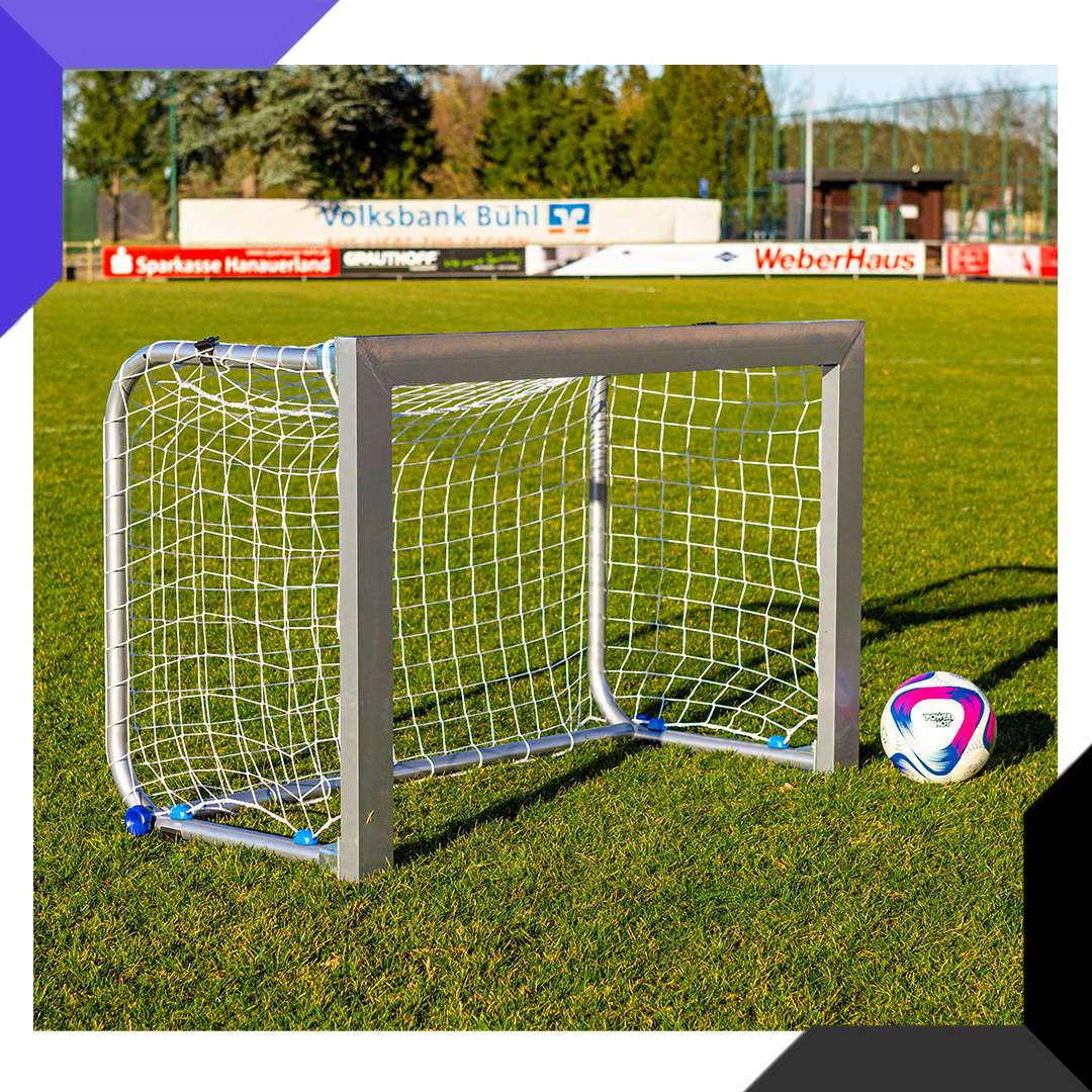 photo Garden soccer goal: comparison