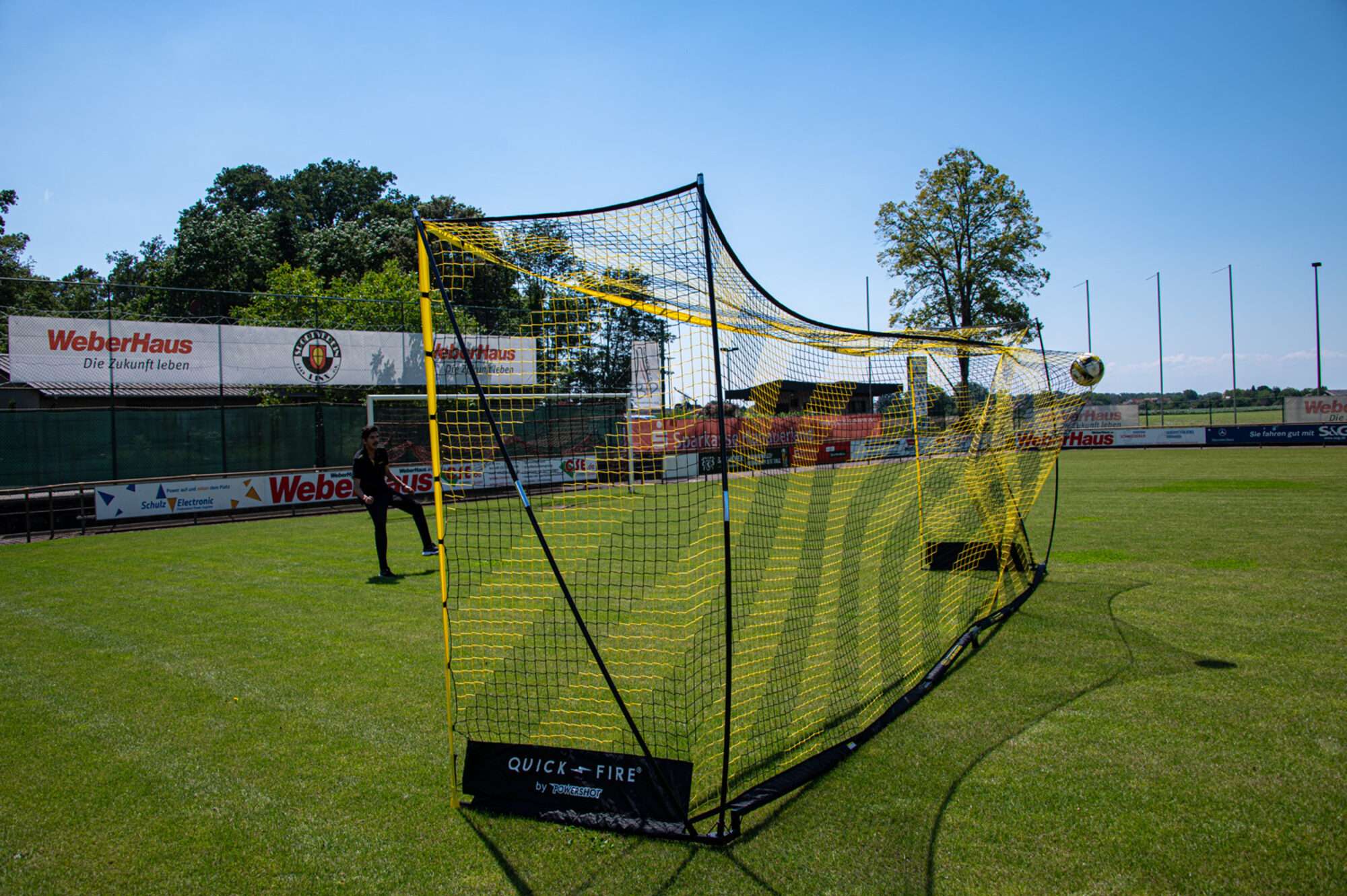 Image du produit : QuickFire Goal 8’ x 24’ - Full size - Self-weighted goal